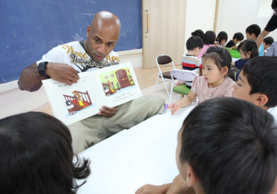 読み聞かせの授業は子ども達も大好き！1日１～２冊の本を読みます。